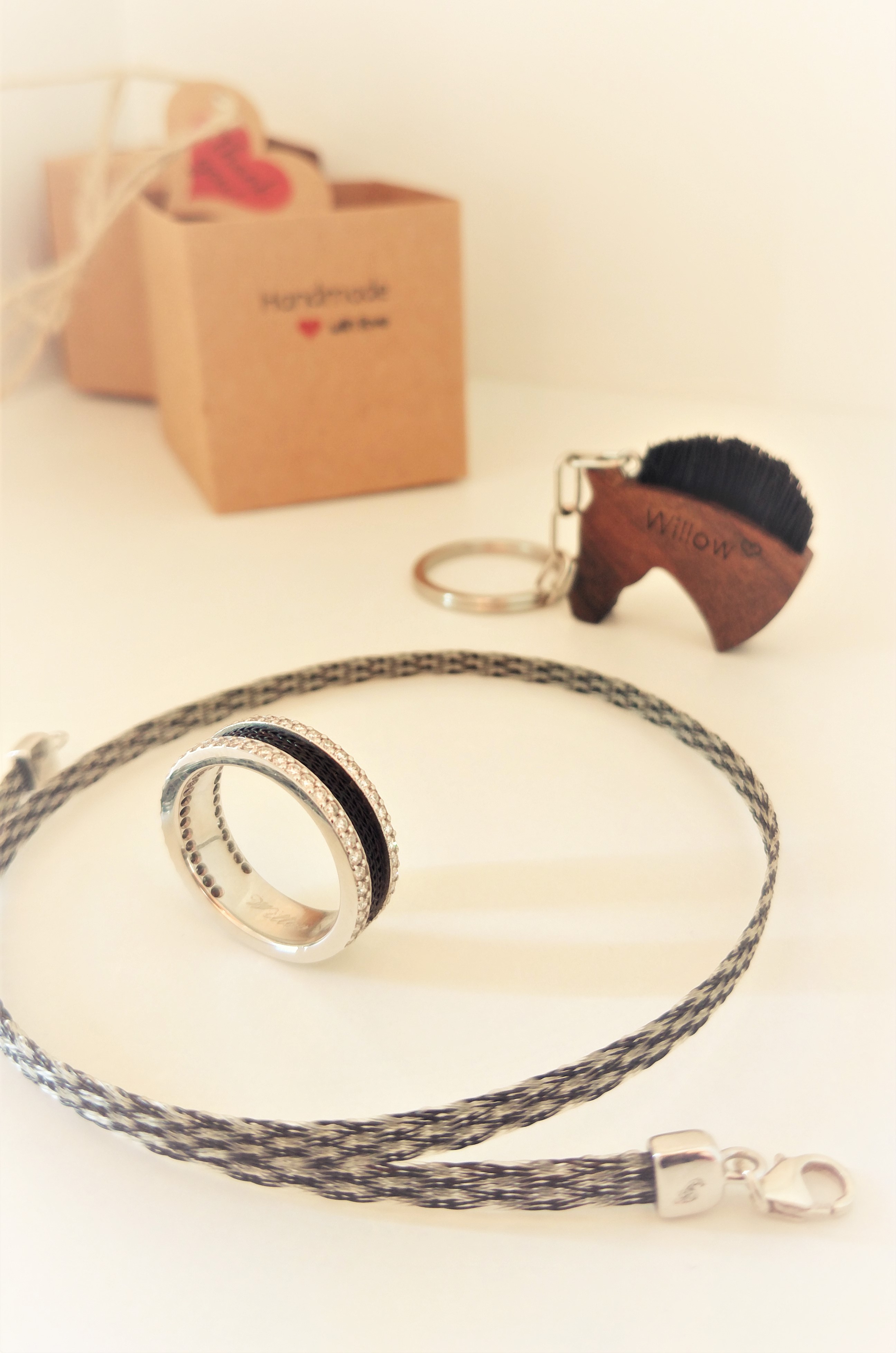 Kombination -Armband aus Pferdehaar + Ring + Schlüsselanhänger Pferdekopf mit eigenem Haar
